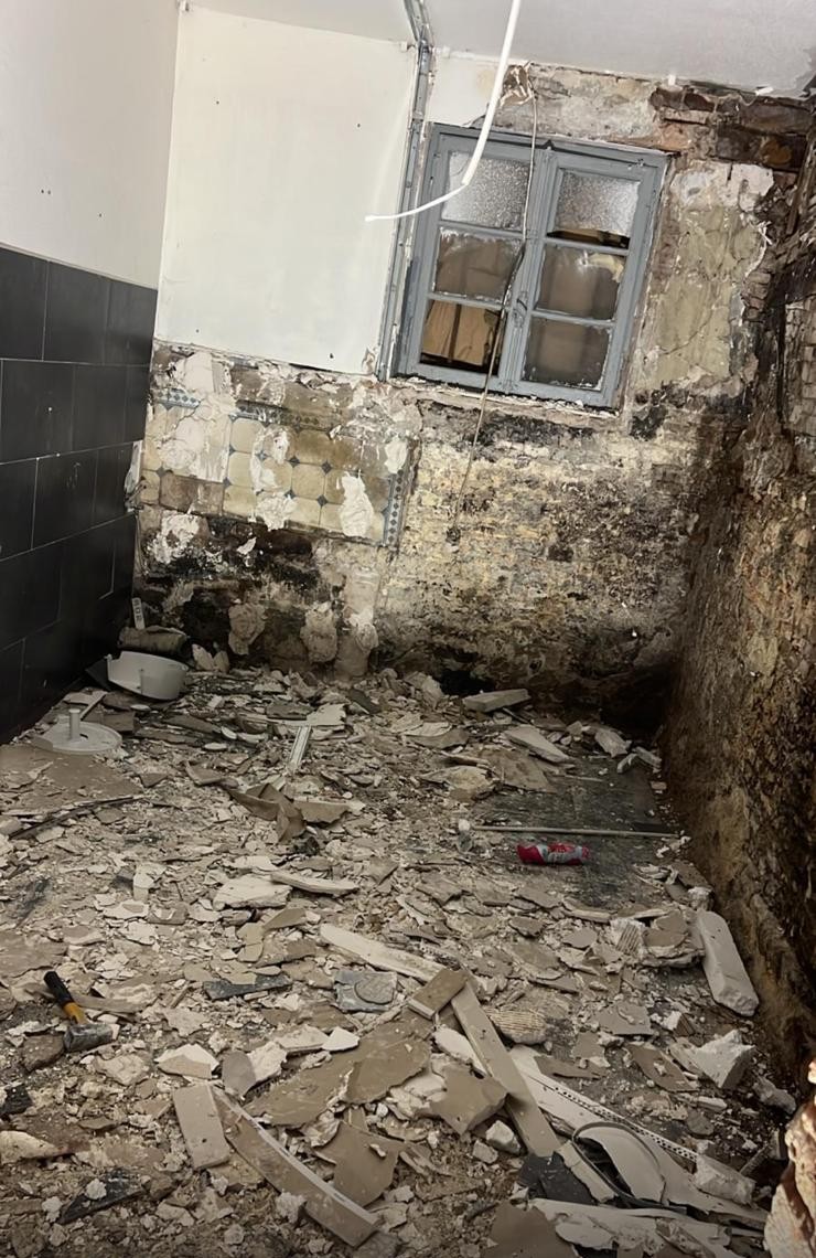 Salle de bain avant rénovation à Strasbourg - État initial avec carrelage ancien